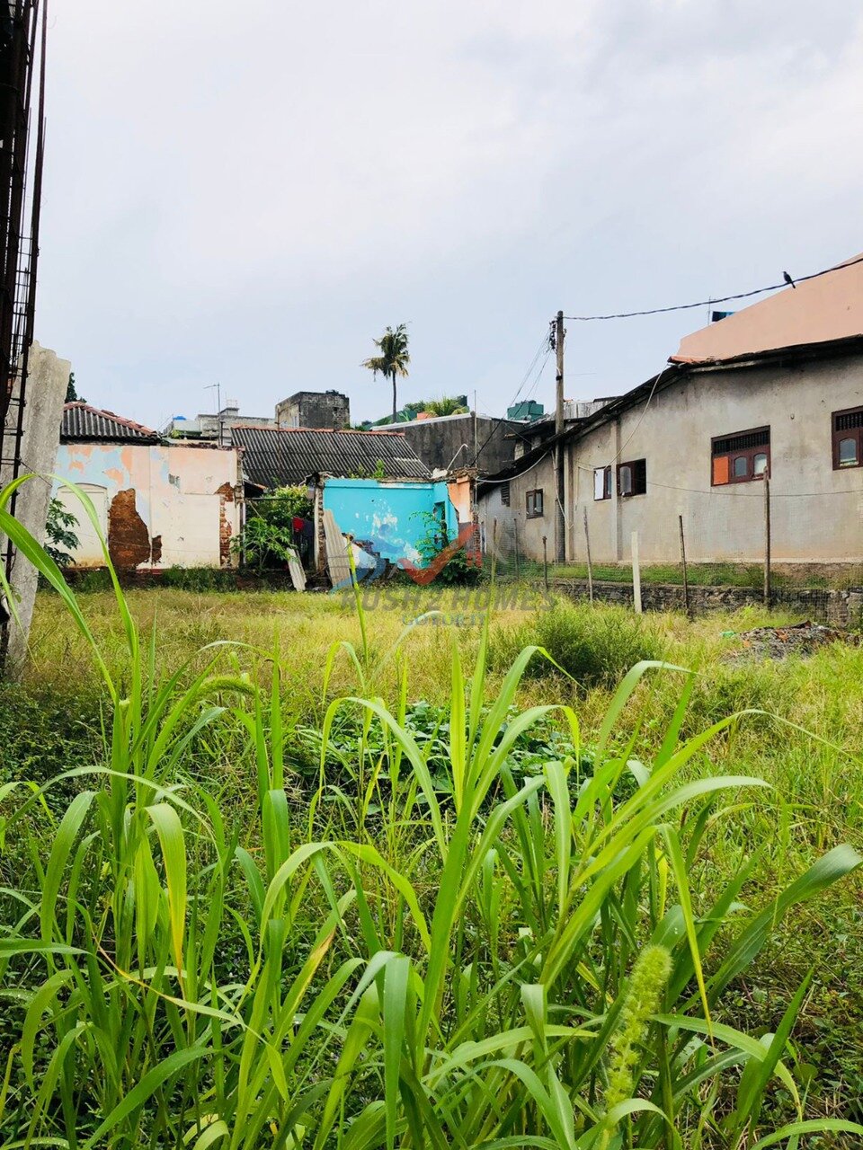 11 perch bare land for sale from road facing location in Colombo 15.